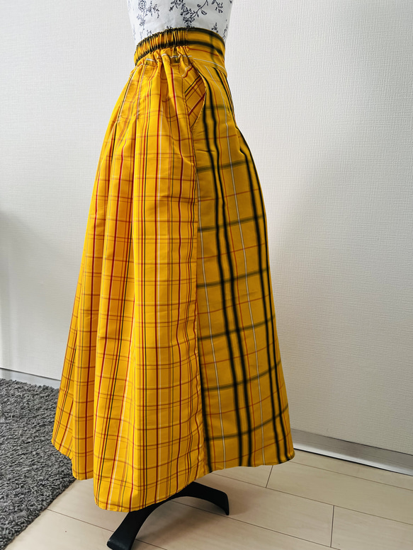 着物リメイク・バックゴム・タックギャザースカート・チェック・シルク１００％・長身モデルサイズ 4枚目の画像