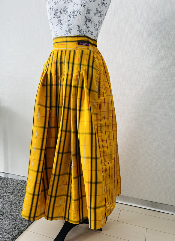 着物リメイク・バックゴム・タックギャザースカート・チェック・シルク１００％・長身モデルサイズ 3枚目の画像