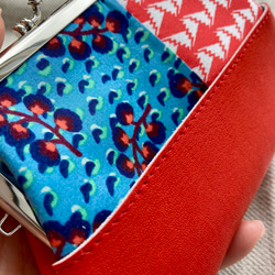 おすすめのコンパクトサイズ！お色の綺麗なリバティを使った赤い本革の可愛いお財布＊赤×ブルー 3枚目の画像