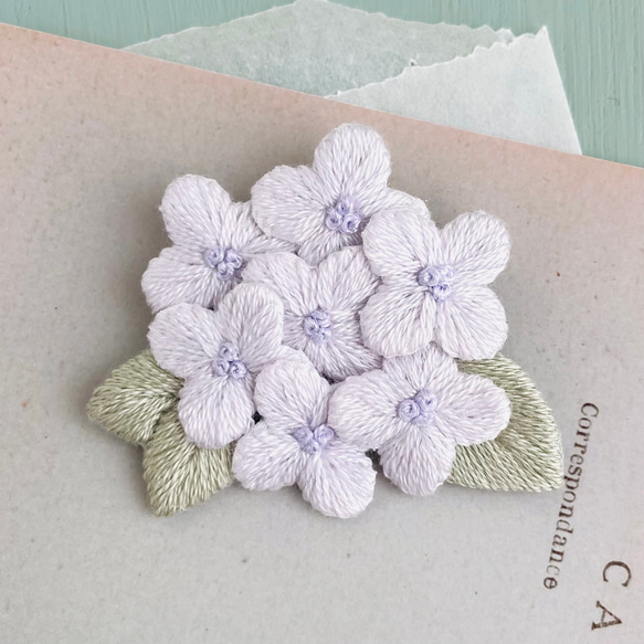 あじさいの刺繍ブローチ＊うす紫＊紫陽花 1枚目の画像