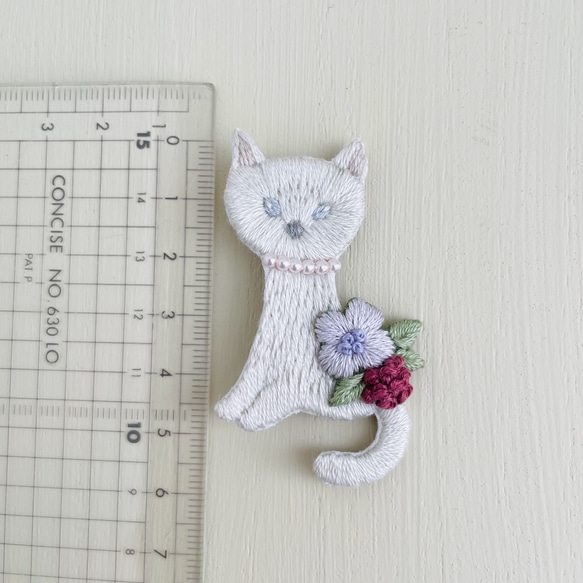 おめかし猫の刺繍ブローチ＊白 11枚目の画像