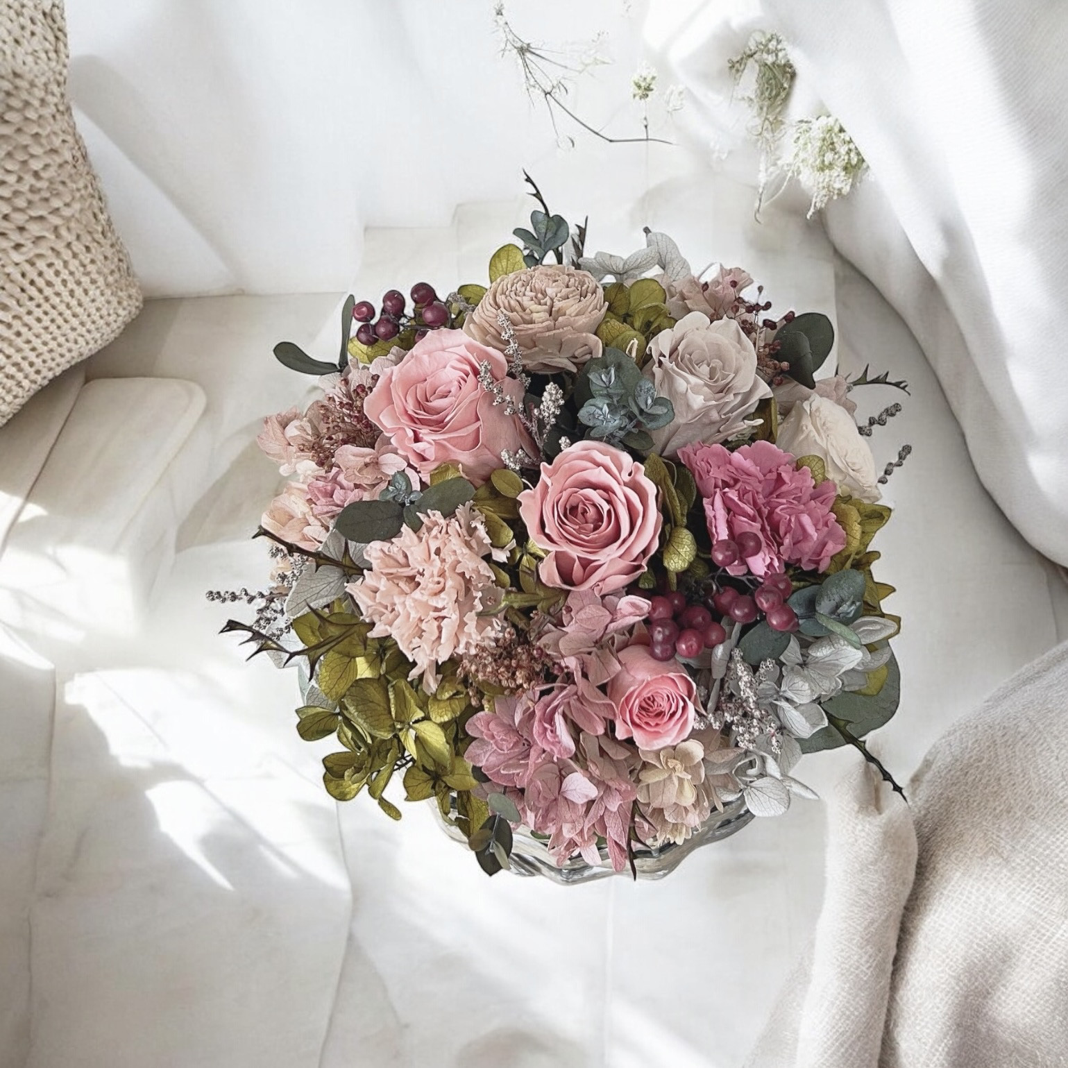 アンティークなバラのバスケット　プリザーブドフラワーバスケット　バスケット　アレンジメント　ピンク　結婚祝い　誕生日