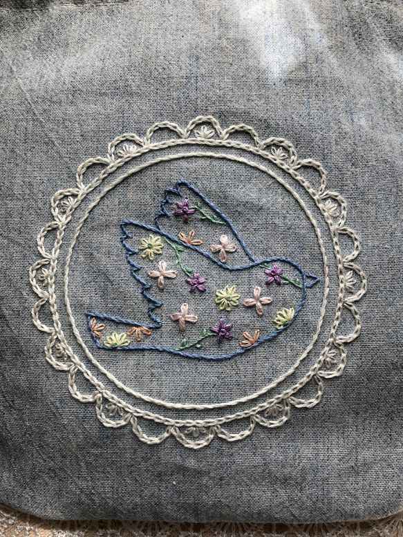 【花柄の鳥さん手刺繍巾着ポーチ】 2枚目の画像