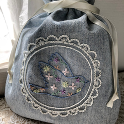 【花柄の鳥さん手刺繍巾着ポーチ】 5枚目の画像