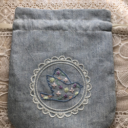 【花柄の鳥さん手刺繍巾着ポーチ】 6枚目の画像