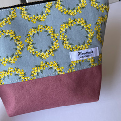 ミモザとピンク帆布生地のファスナーポーチ 8枚目の画像