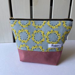 ミモザとピンク帆布生地のファスナーポーチ 1枚目の画像