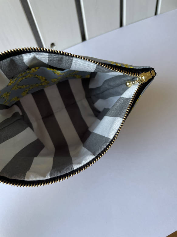 ミモザとピンク帆布生地のファスナーポーチ 6枚目の画像