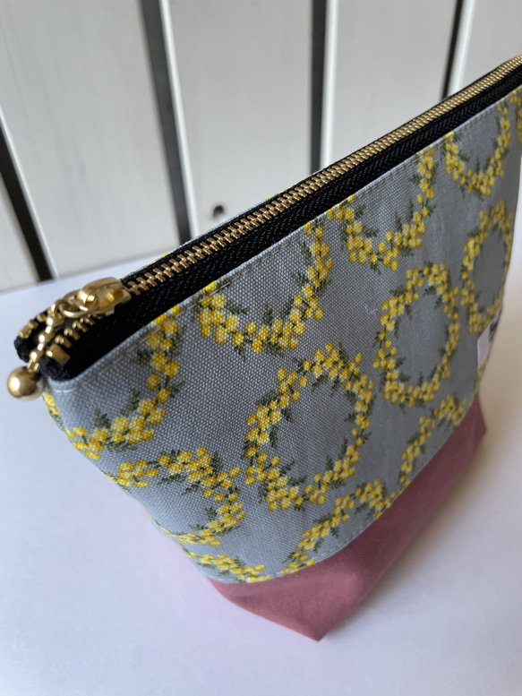 ミモザとピンク帆布生地のファスナーポーチ 5枚目の画像