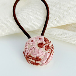 ボタニカル刺繍ヘアゴム(ピンクブラウン) 1枚目の画像