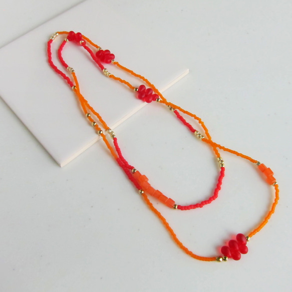 オレンジ KABURU 留め具のない かぶるタイプのガラスビーズネックレス 5枚目の画像
