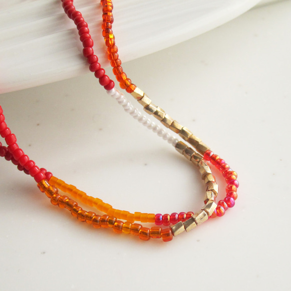オレンジ KABURU 留め具のない かぶるタイプのガラスビーズネックレス 7枚目の画像
