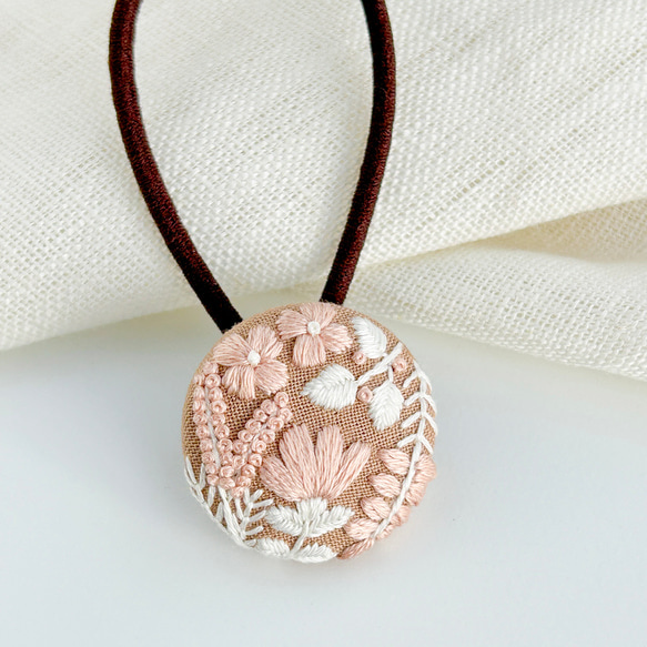 ボタニカル刺繍ヘアゴム(ピンクホワイト) 1枚目の画像