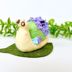 リメイク版　紫陽花カタツムリ(大) 葉マット付き　羊毛フェルト置物 3枚目の画像