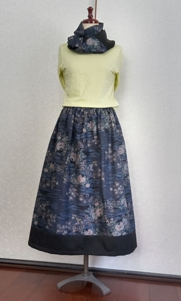 着物リメイク♪　ストール付：８０ｃｍ丈　草花模様の大島紬から作ったお洒落なスカート（裏地付き） 1枚目の画像