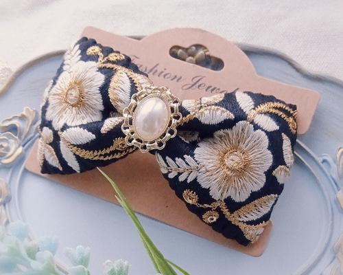 ブラック の 草花柄 の インド刺繍リボン の パール の 飾り付き