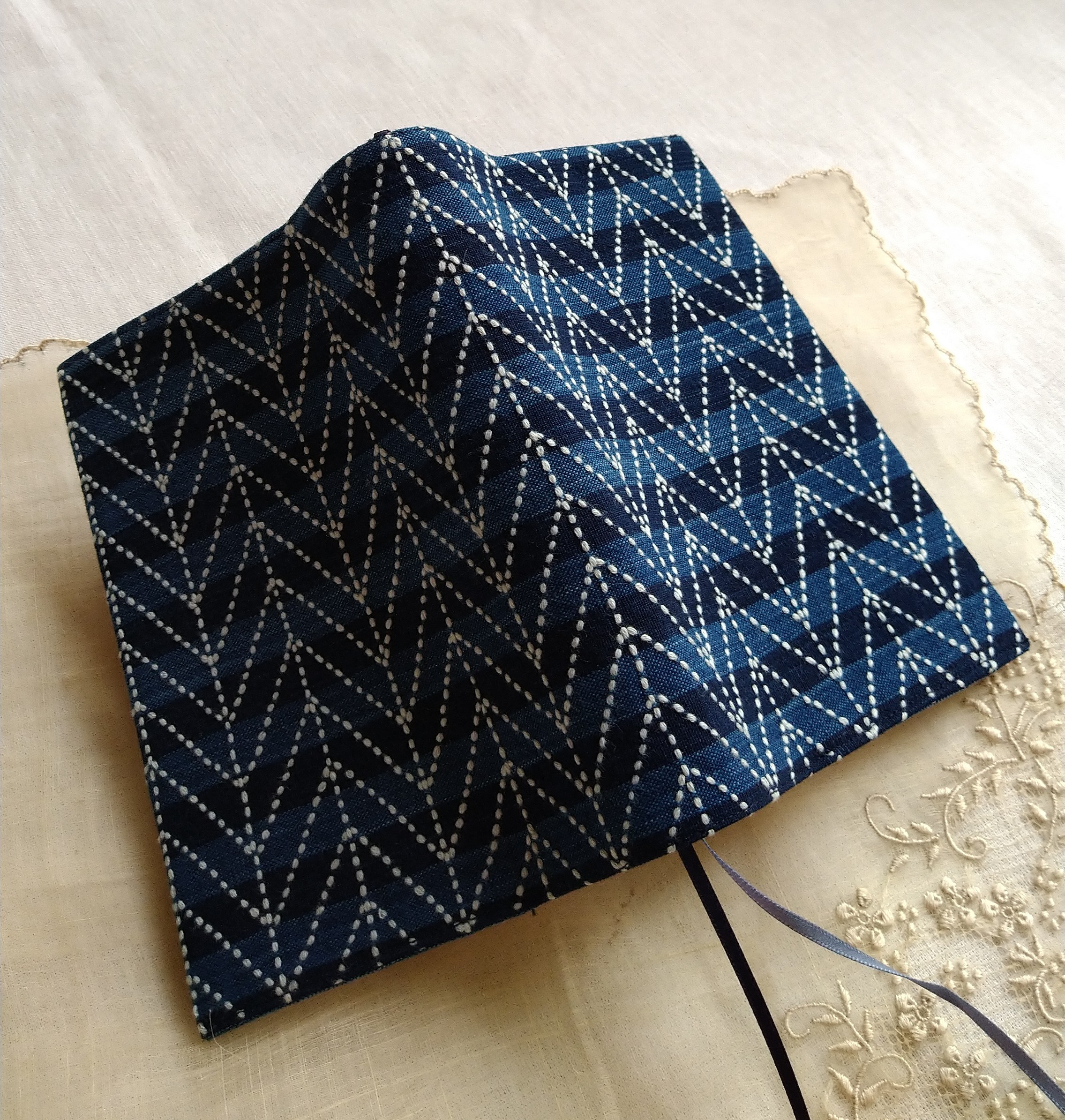 ブックカバー（文庫)　　刺し子　藍染め　松阪木綿　杉綾模様