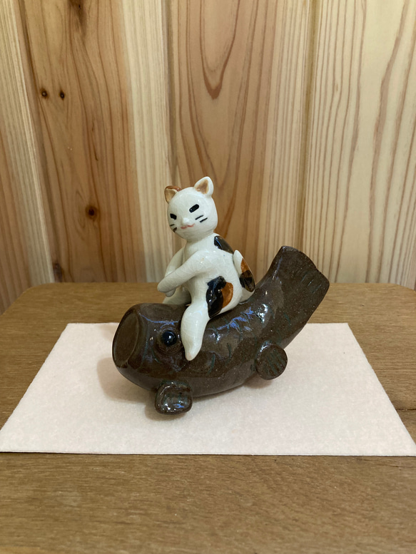 五月人形(猫)、コイに乗る猫 1枚目の画像