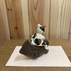 五月人形(猫)、コイに乗る猫 3枚目の画像