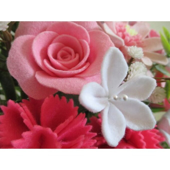 【母の日ギフト】薔薇とカーネーションとガーベラのフェルトフラワーアレンジメント 7枚目の画像