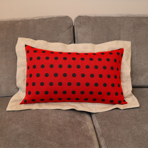 クッションカバー「The Ladybug」：30㎝×50㎝ クッション