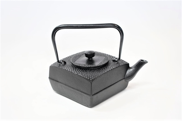 南部鉄器　鉄瓶　正方角あられ 0.6L 1枚目の画像