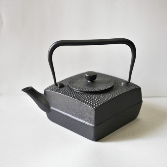 南部鉄器　鉄瓶　正方角あられ 0.6L 2枚目の画像