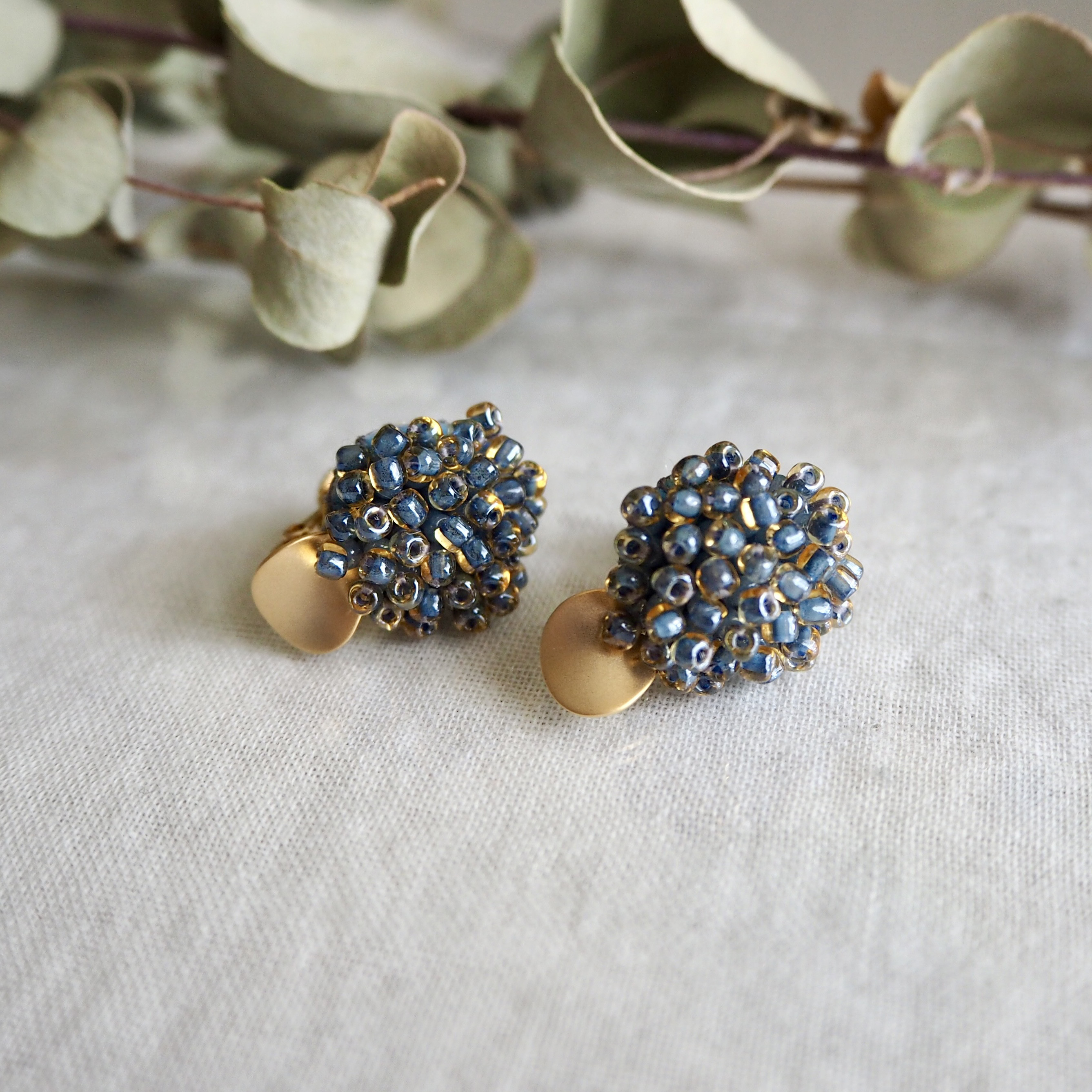 741 花びら ♡ くすみグレーのガラスとネイビーパールのピアス イヤリング