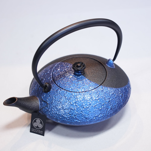 【受注生産品】南部鉄器 鉄瓶 急須 陰陽 瑠璃色 0.75L IH対応 及富作 受注生産品】南部鉄器 鉄瓶 急須 陰陽 瑠璃色 0.75L IH対応 及富