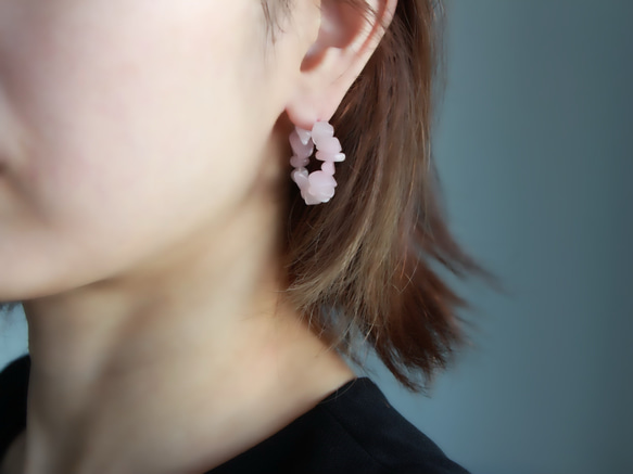 14kgf-光滑玫瑰石英製成的簡單環形耳環 第5張的照片