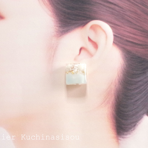 レジンアート お花のスクエアピアス〈アイスブルー〉size.s ピアス 