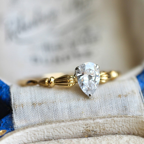 無色ダイヤモンド 0.370ct ペアシェイプカット 爪留め