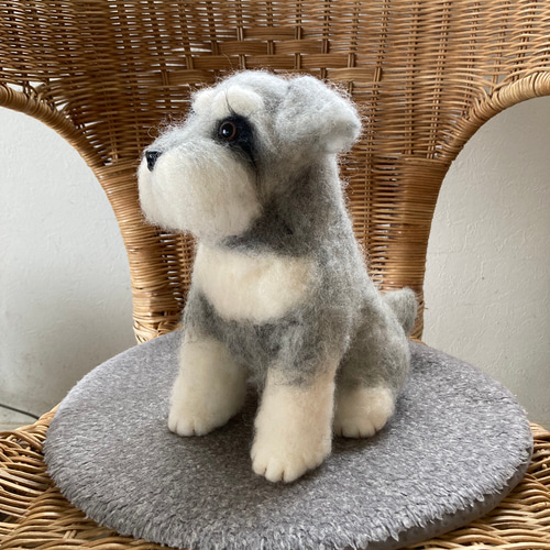 受注制作］羊毛フェルト人形ミニチュアシュナウザーお座り 羊毛