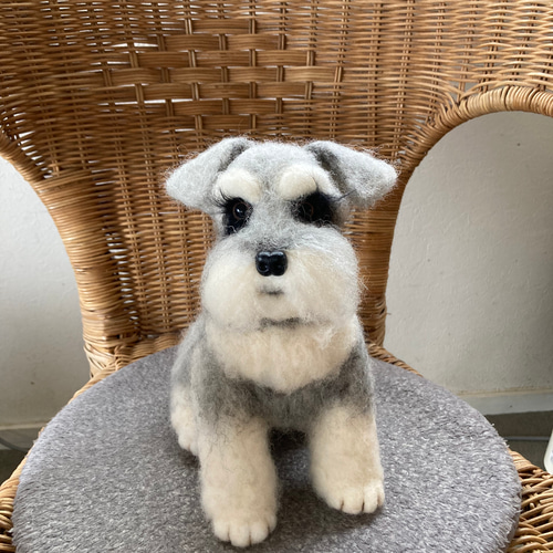 受注制作］羊毛フェルト人形ミニチュアシュナウザーお座り 羊毛