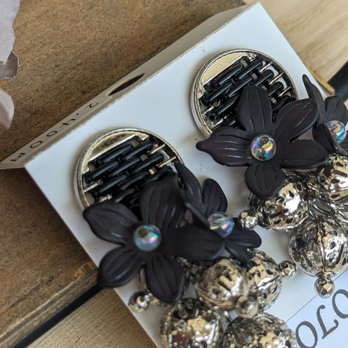 127 ブローチシリーズ大人の女性ハンドメイドピアスorイヤリング