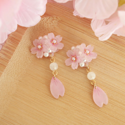 桜と天然石の小さなピアス PS-09 1枚目の画像