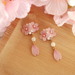 桜と天然石の小さなピアス PS-09 2枚目の画像