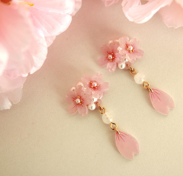 桜と天然石の小さなピアス PS-09 4枚目の画像