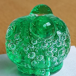 とんぼ玉の透明なお香立て　かえる 〈緑〉 5枚目の画像