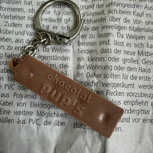 【ずっしり】フレンチキーホルダー1.8kg超｜広告キーホルダー/アンティーク 1960年 PUP'Sのミルクチョコレートのフレンチキーホルダー2