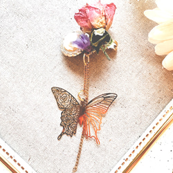 野薔薇と魔導石と蝶のイヤーカフ 1枚目の画像