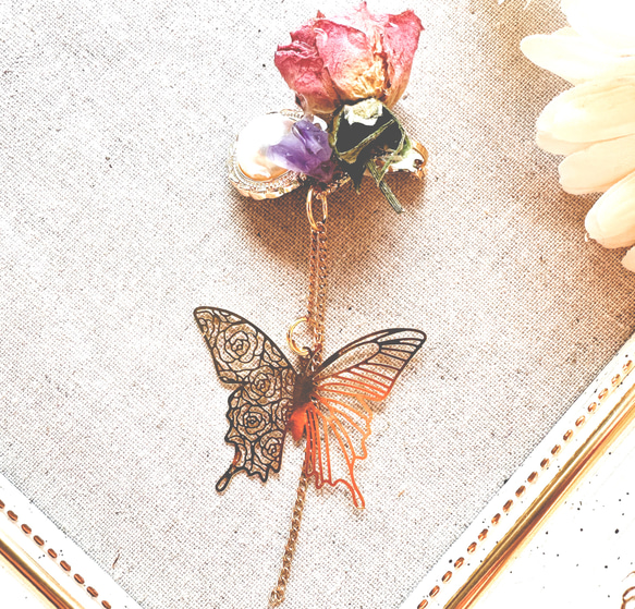 野薔薇と魔導石と蝶のイヤーカフ 1枚目の画像