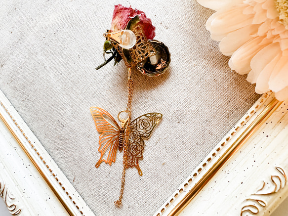 野薔薇と魔導石と蝶のイヤーカフ 2枚目の画像