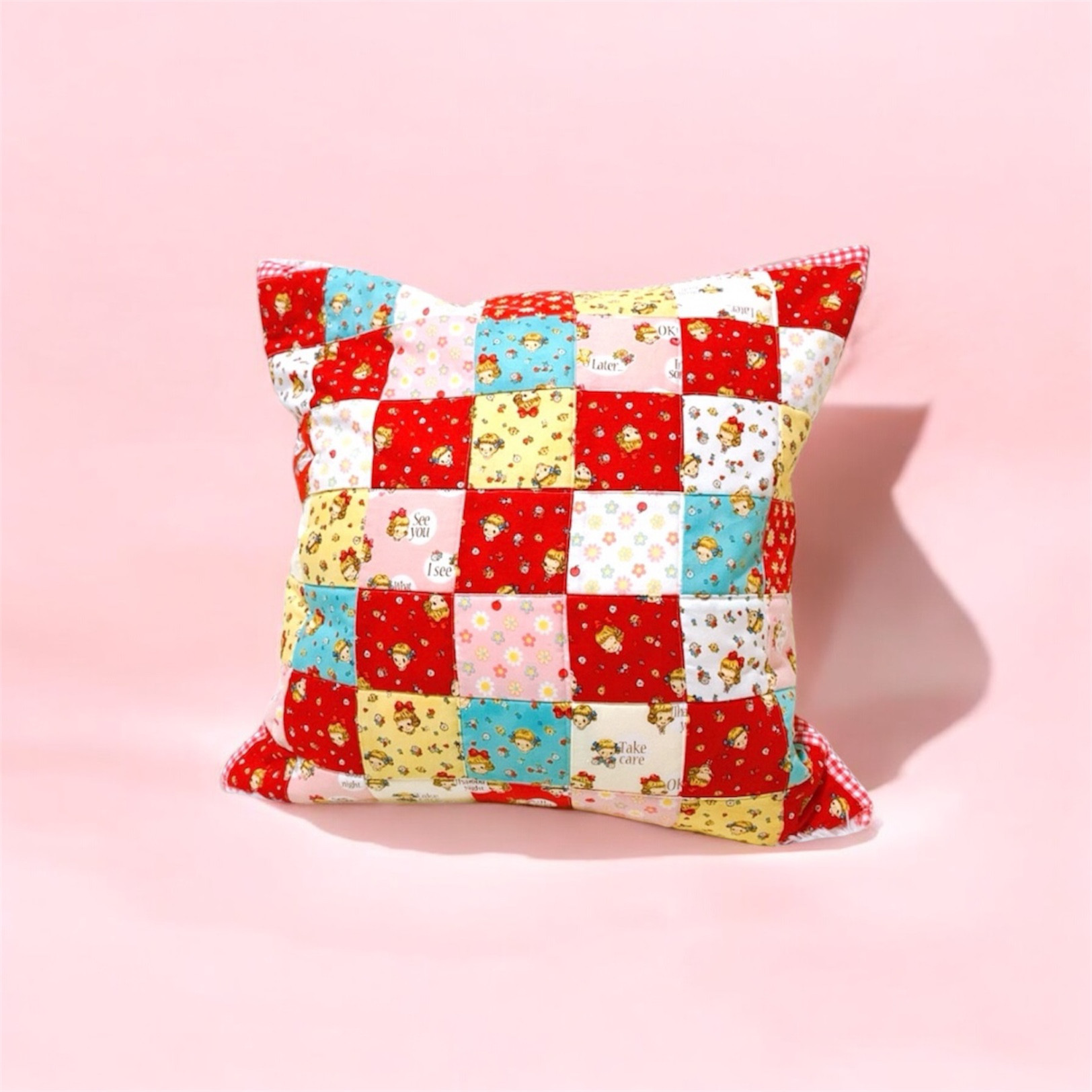 マーガレット&ソフィーのパッチワークがかわいいクッションカバー③カラフル　両A面！？　カバーのみの販売です。