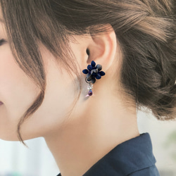 紫陽花ハンドメイド2024　アジサイ　ブルー　紫陽花　大人かわいい　革花　ピアス　ギフト　手染め　レザーピアス 7枚目の画像