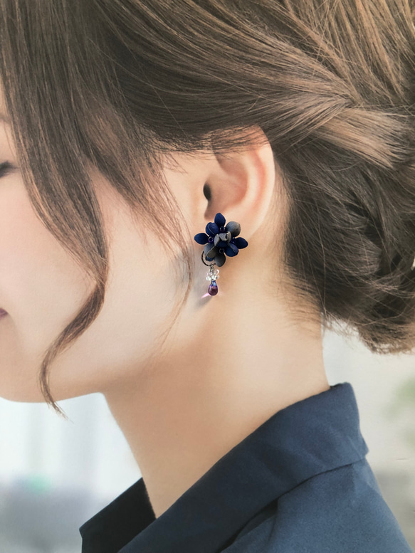 紫陽花ハンドメイド2024　アジサイ　ブルー　紫陽花　大人かわいい　革花　ピアス　ギフト　手染め　レザーピアス 7枚目の画像