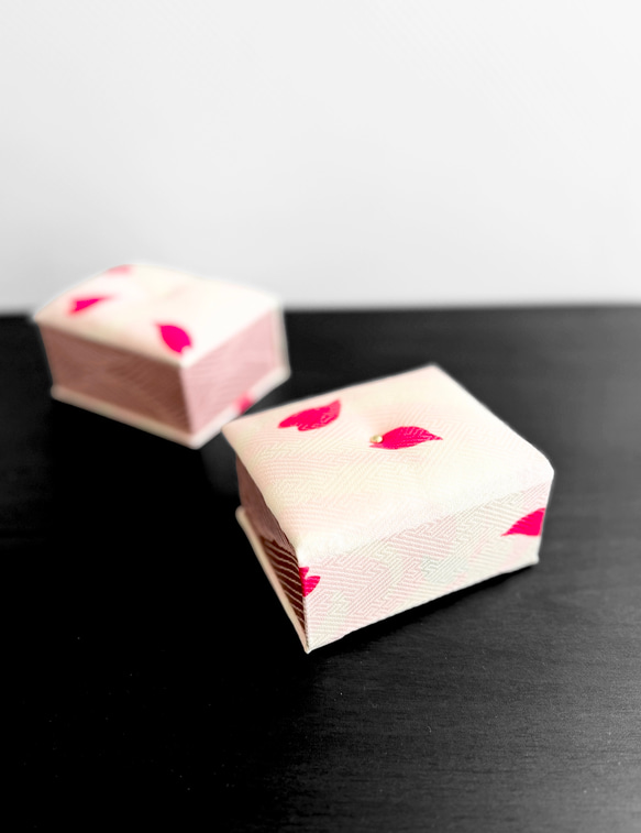 世界に一つのデザイン☆桜の花びら舞うピンクのかわいいの小箱 3枚目の画像