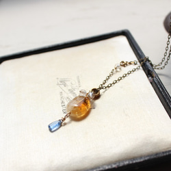 蜂蜜色の輝き　どこかオリエンタルに…　シトリンとカイヤナイト、水晶のペンダント・ネックレス 3枚目の画像