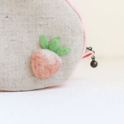 ふわふわうさぎさんの羊毛フェルト刺繍（オーバルミニポーチ