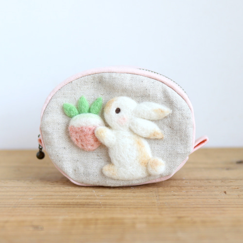 ふわふわうさぎさんの羊毛フェルト刺繍（オーバルミニポーチ